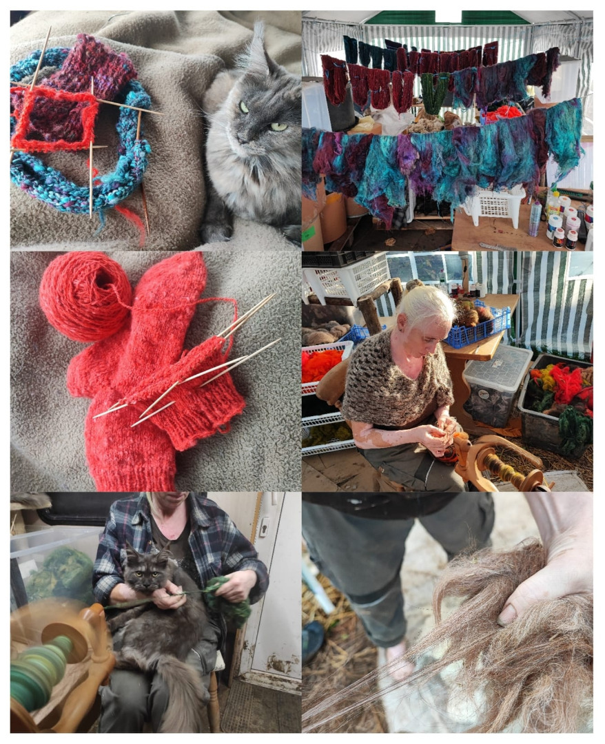 „Weiche, naturbelassene Wolle in warmen Erdtönen liegt locker auf einem Holztisch – natürliche Fasern, handverarbeitet und ideal zum Stricken, Häkeln oder Filzen.“